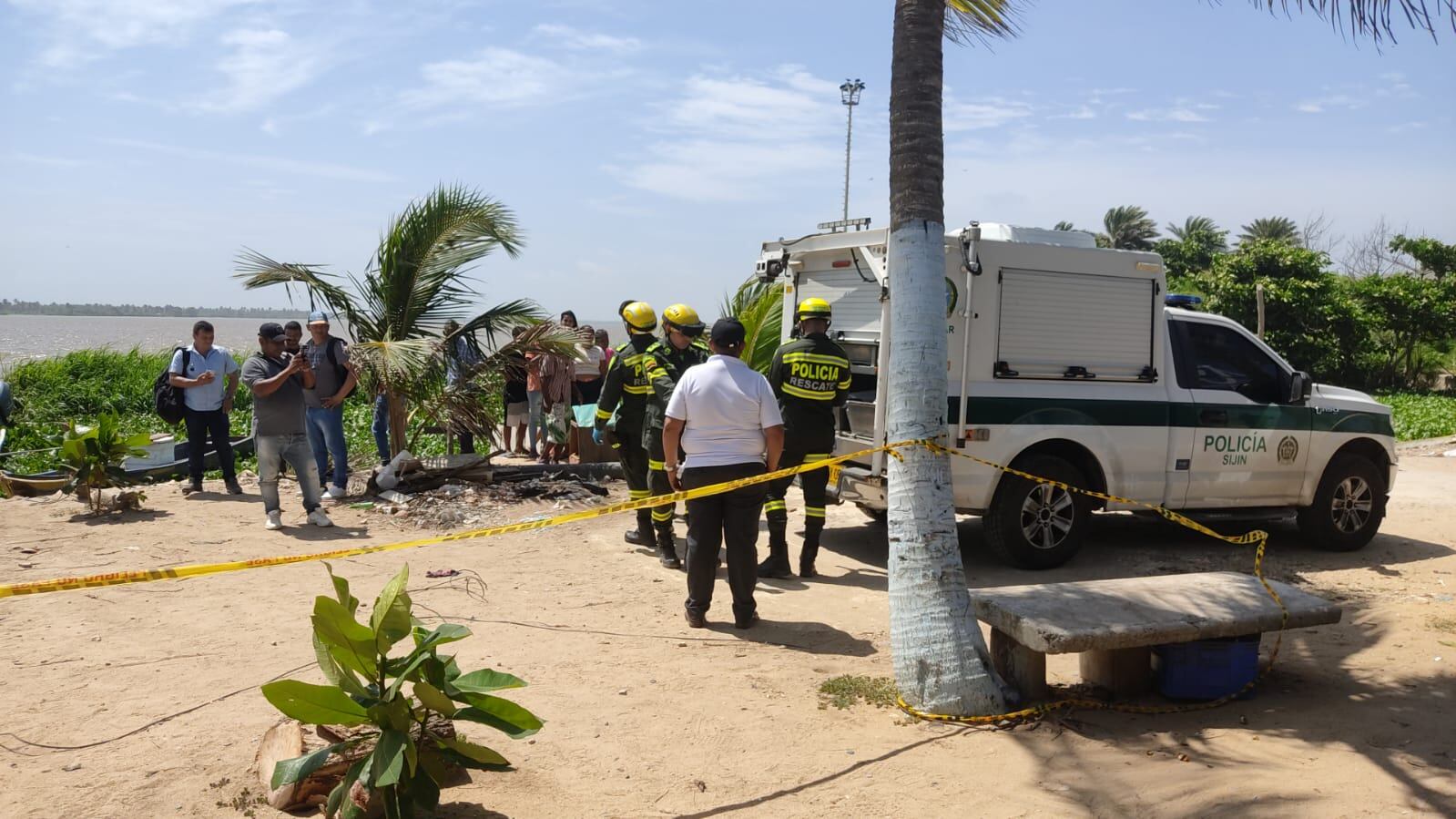 Labores de levantamiento de los cuerpos./ Foto: Caracol Radio