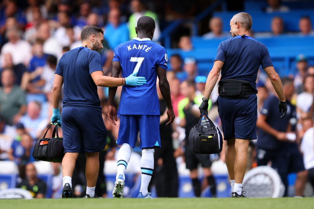 N'Golo Kante de Chelsea se retira lesionado del juego con Chelsea ante Totttenham (Photo by Marc Atkins/Getty Images)