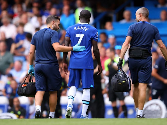 N&#039;Golo Kante de Chelsea se retira lesionado del juego con Chelsea ante Totttenham (Photo by Marc Atkins/Getty Images)