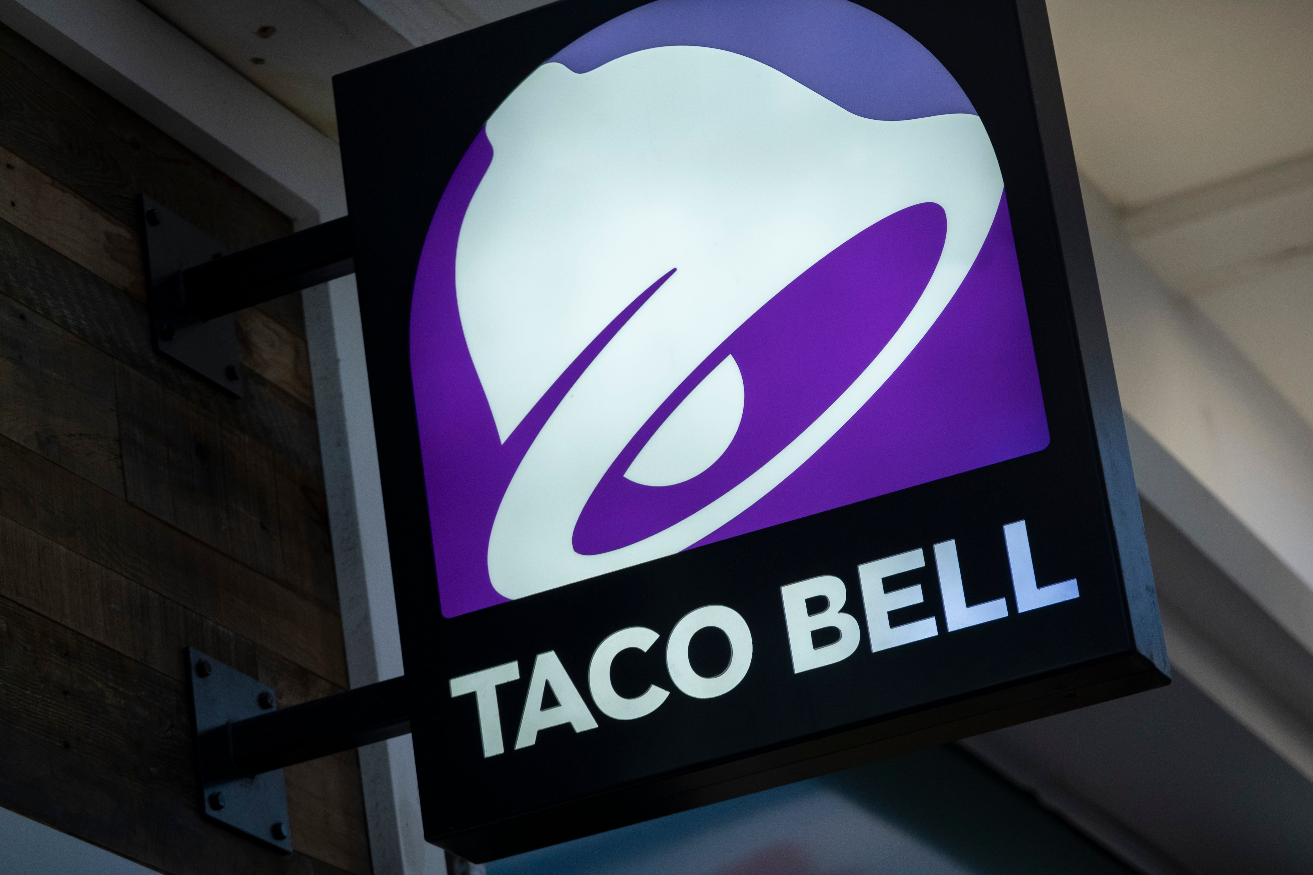 Taco Bell retira lechuga de sus restaurantes en EE.UU. tras un brote de diarrea (photo by Mike Kemp/In Pictures via Getty Images)