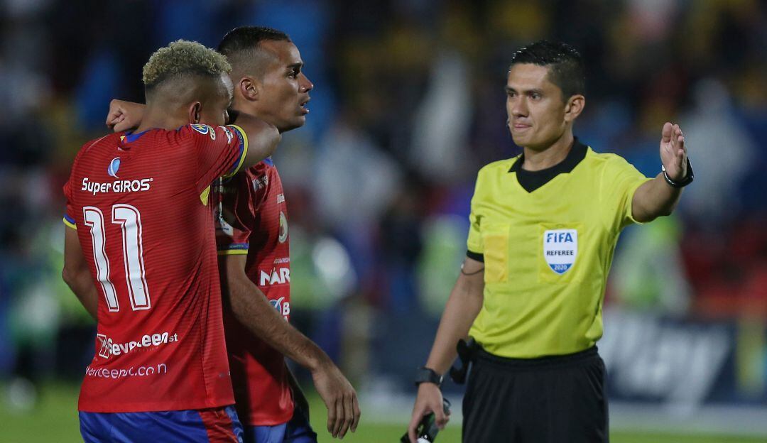 El árbitro Mario Herrera en el partido entre Millonarios y Deportivo Pasto por la Liga Colombiana 2020.