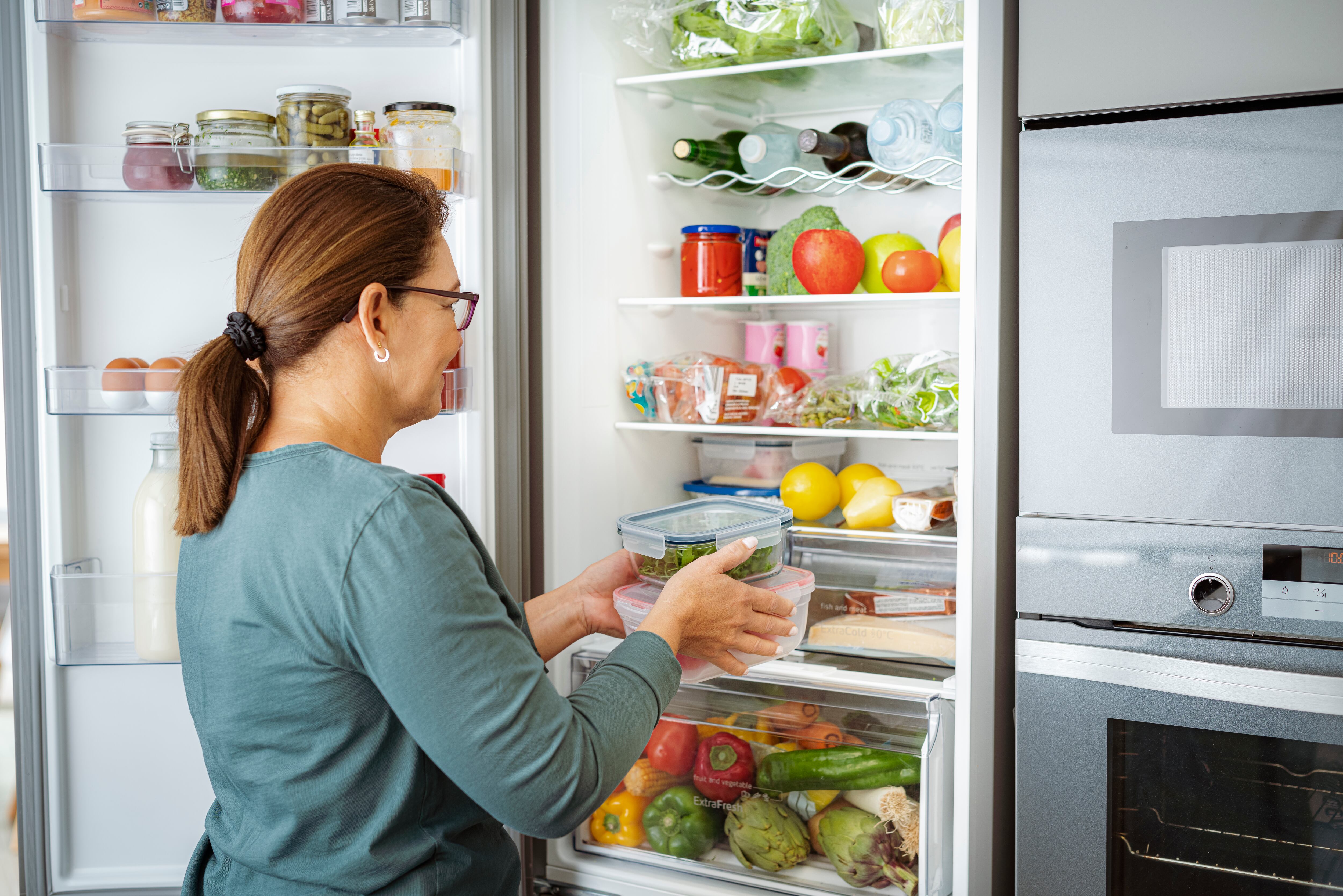 Guardar comida caliente en la nevera - Getty Images