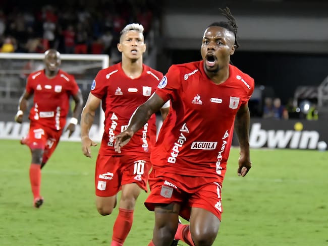 Jhon Murillo celebra el gol para América