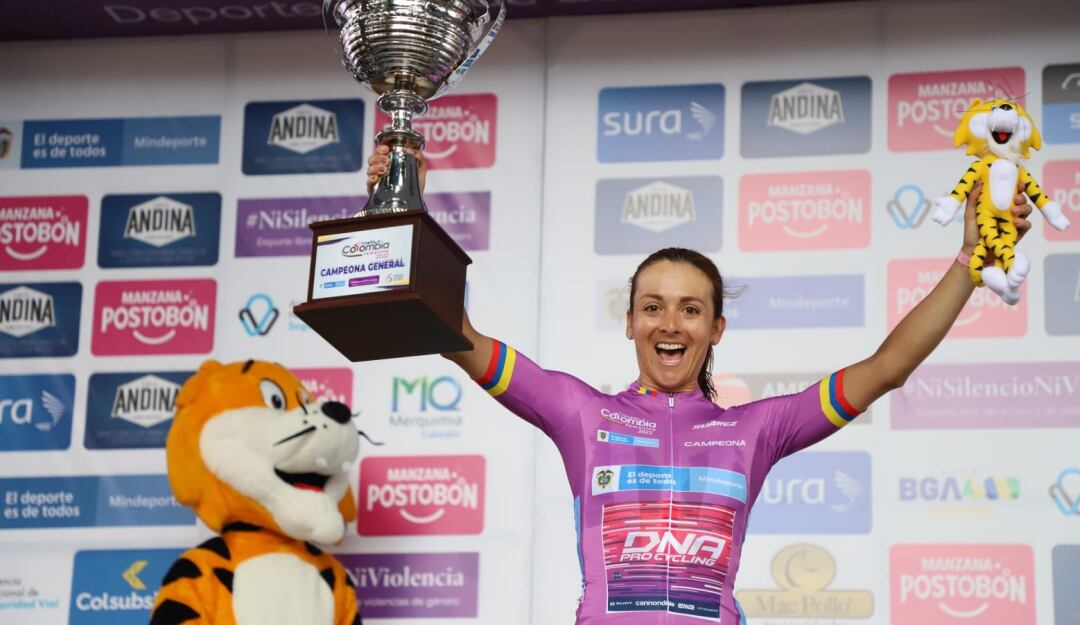 Diana Peñuela celebra con el título de la Vuelta a Colombia femenina.