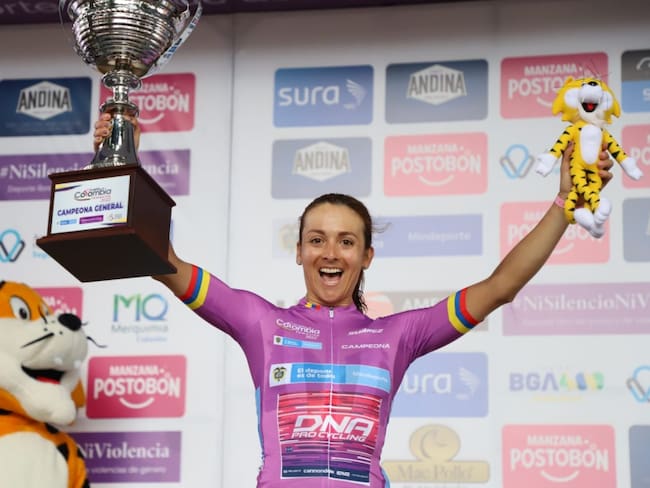 Diana Peñuela celebra con el título de la Vuelta a Colombia femenina.