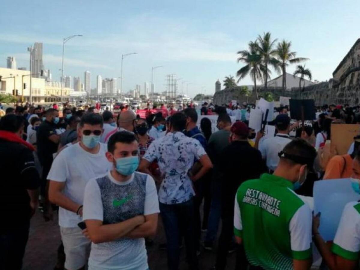 En Cartagena comerciantes realizaron plantón por horarios de toque de queda