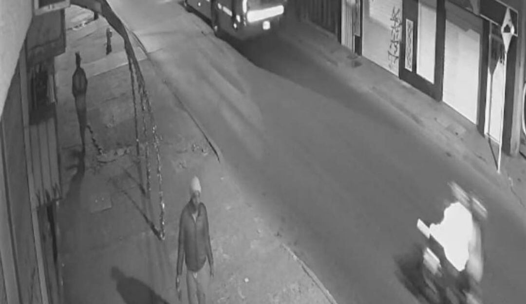 Momento antes de la agresión con una roca