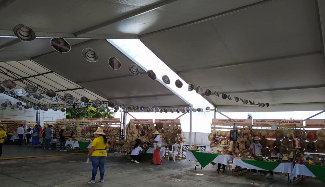 Los artesanos del Guamo estuvieron en el centro comercial La Estación vendiendo las artesanias. 