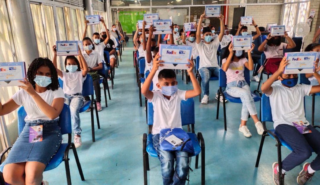 La entrega se dio gracias a la alianza entre Secretaría de Educación, la Fundación de Transformación Social (Traso) y United Way Colombia