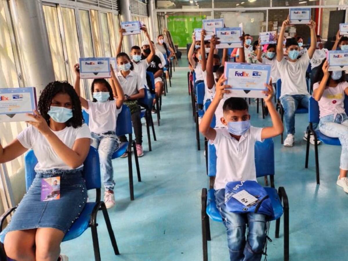 Alumnos de cuatro colegios de Cartagena recibieron portátiles y tabletas