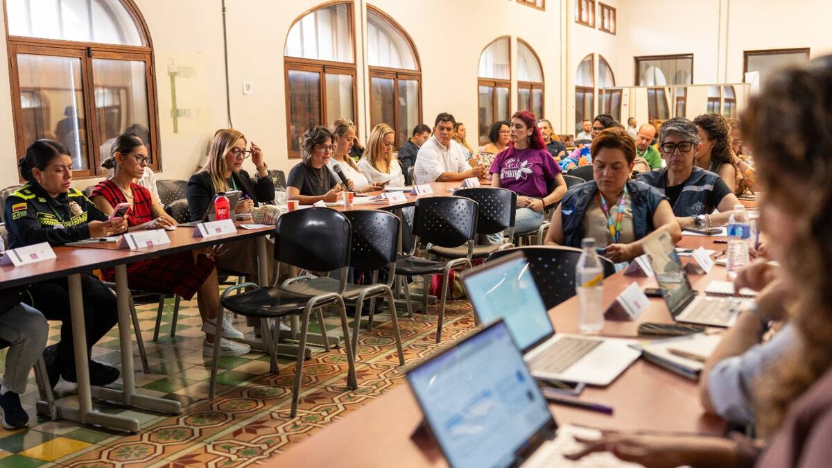 Medellín incorpora la violencia digital en su agenda de seguridad pública para mujeres
