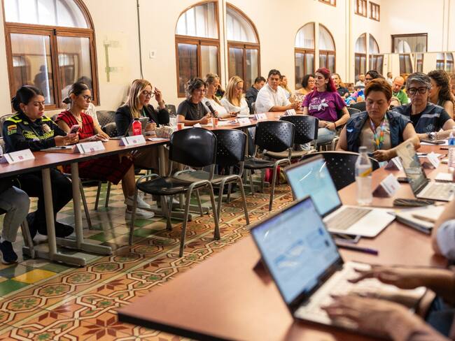 Medellín incorpora la violencia digital en su agenda de seguridad pública para mujeres