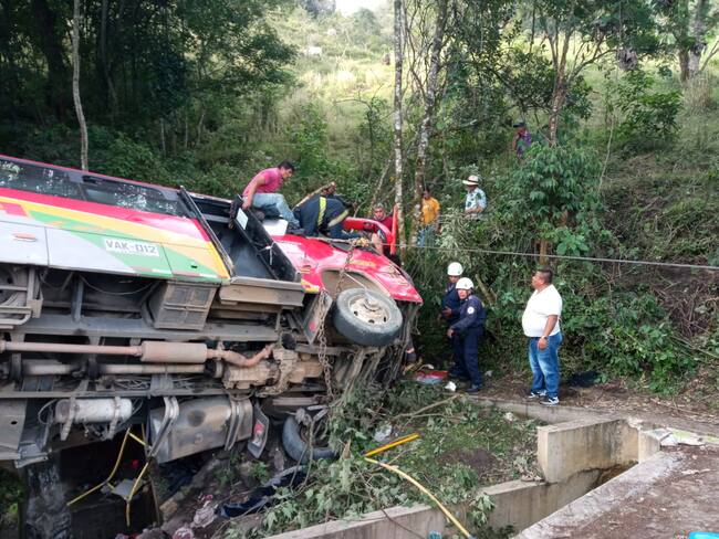 Grave accidente de bus intermunicipal en Bituima deja una persona fallecida y 39 lesionados