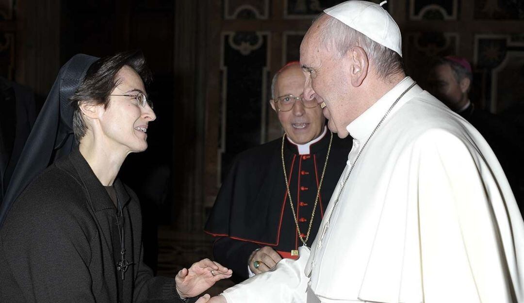 Raffaella Petrini y el papa Francisco.