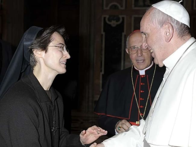Raffaella Petrini y el papa Francisco.