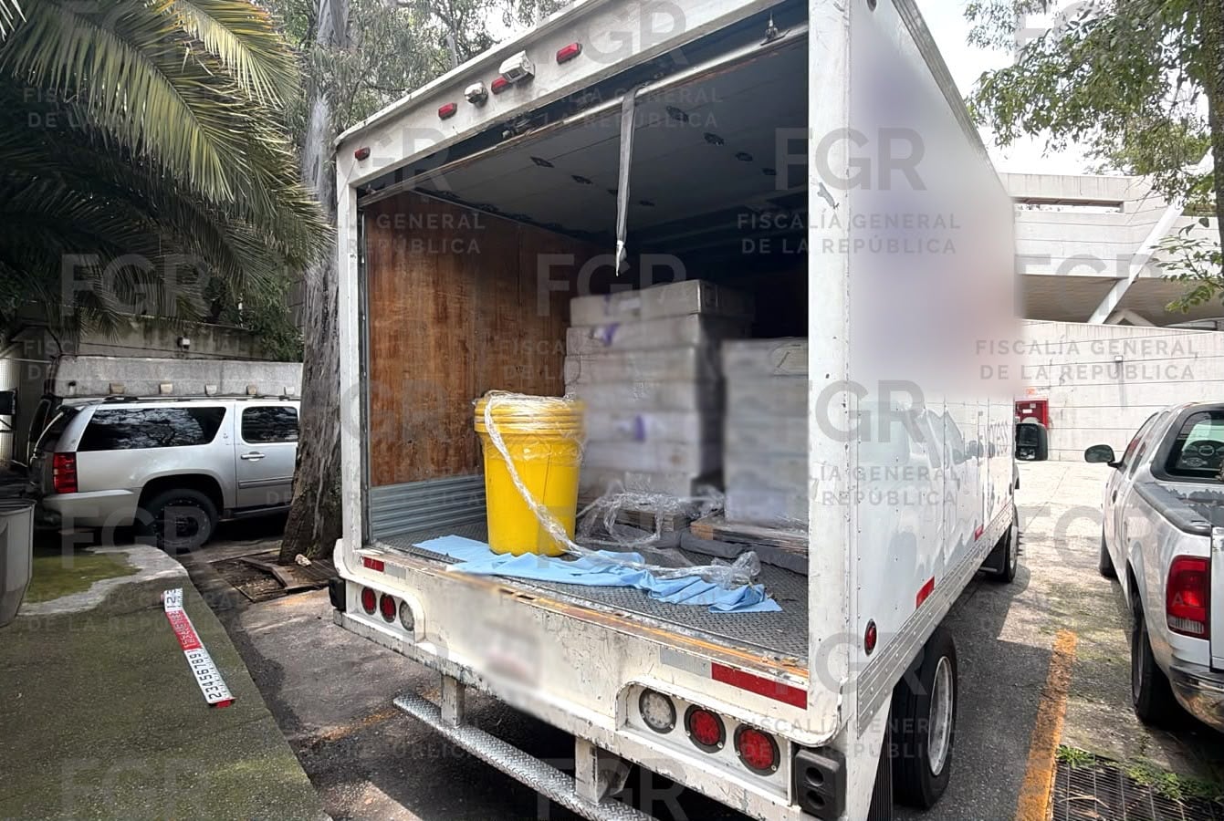 La sustancia tóxica, que estaría siendo transportada de manera irregular en cajas que sumaban casi media tonelada, se derramó cuando se rompió uno de los contenedores.
(Foto:   Cortesía Fiscalía General de la República de México)