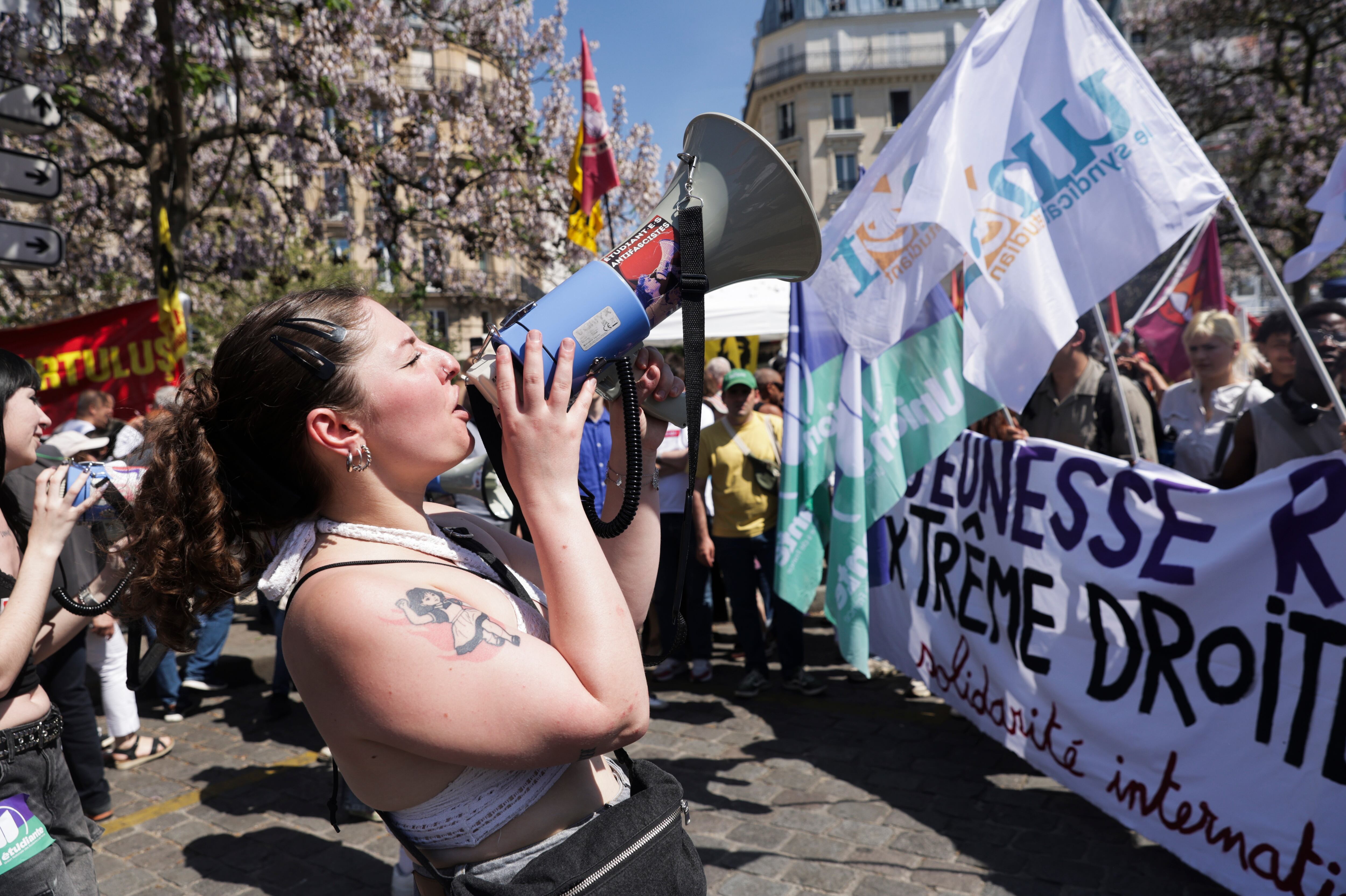 Paris (France), 01/05/2025.- A woman with a loudspeaker shouting slogans during the annual May Day march in Paris, France, 01 May 2025. Labor Day, also known as International Workers' Day or May Day, is observed annually on 01 May worldwide to celebrate the economic and social achievements of workers and fight for laborers' rights. (Francia) EFE/EPA/TERESA SUAREZ