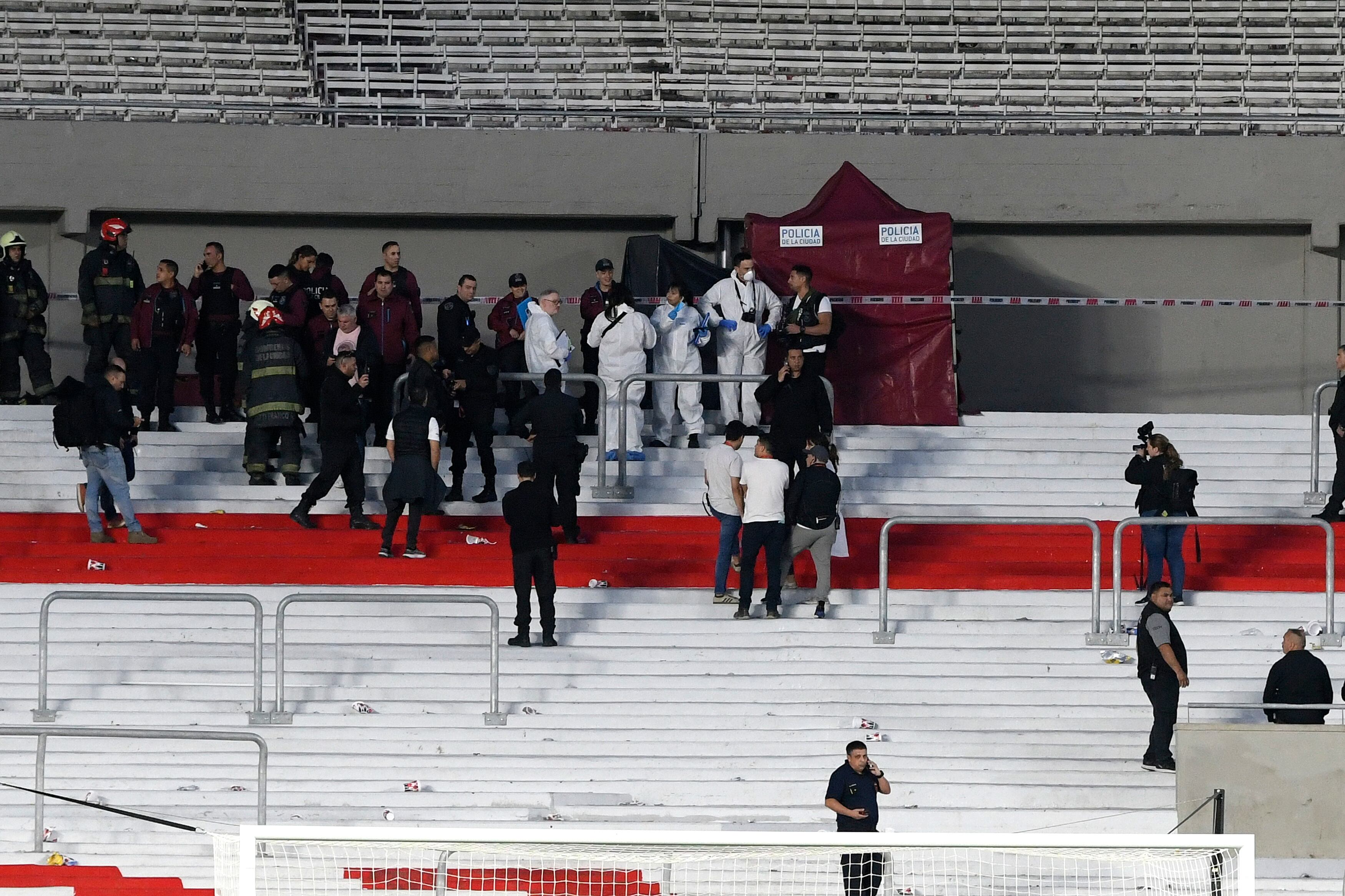 Policías trabajan en el perímetro donde murió un aficionado al caer de las gradas tras la suspensión de River Plate y de Defensa y Justicia . (Photo by Diego Haliasz/Getty Images)