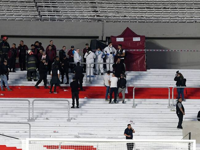 Policías trabajan en el perímetro donde murió un aficionado al caer de las gradas tras la suspensión de River Plate y de Defensa y Justicia . (Photo by Diego Haliasz/Getty Images)