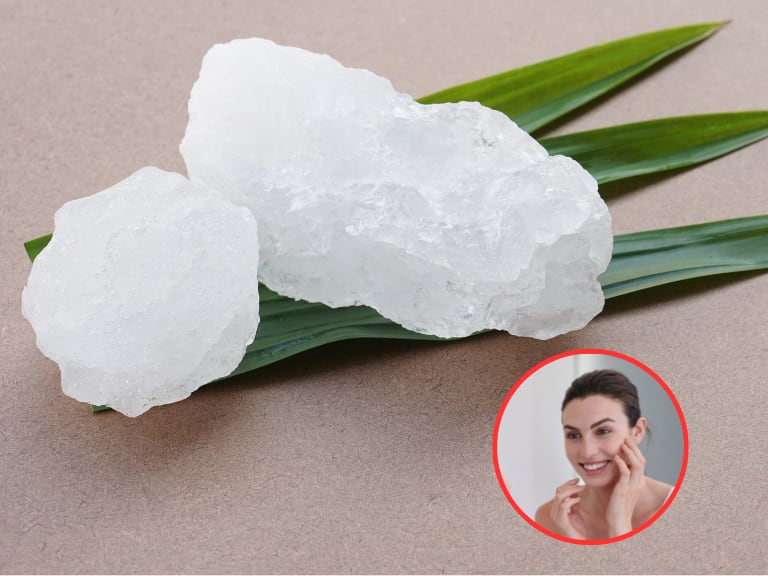 Piedra de alumbre y de fondo una mujer observando su piel (Fotos vía Getty Images)