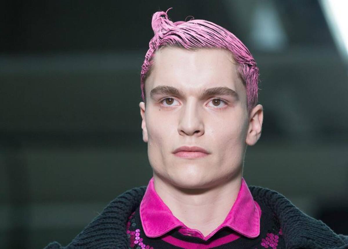 Una serie de modelos presentan la colección de otoño, invierno 2015 en la semana de la moda masculina en Londres, Inglaterra, que se realizará hasta el próximo 12 de enero.