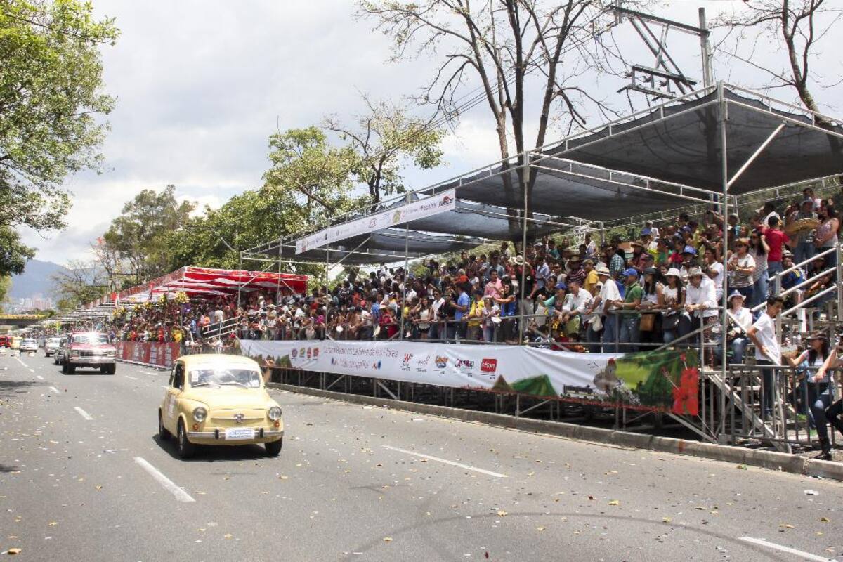 Desfile de autos clásicos y antiguos en la Feria de las Flores