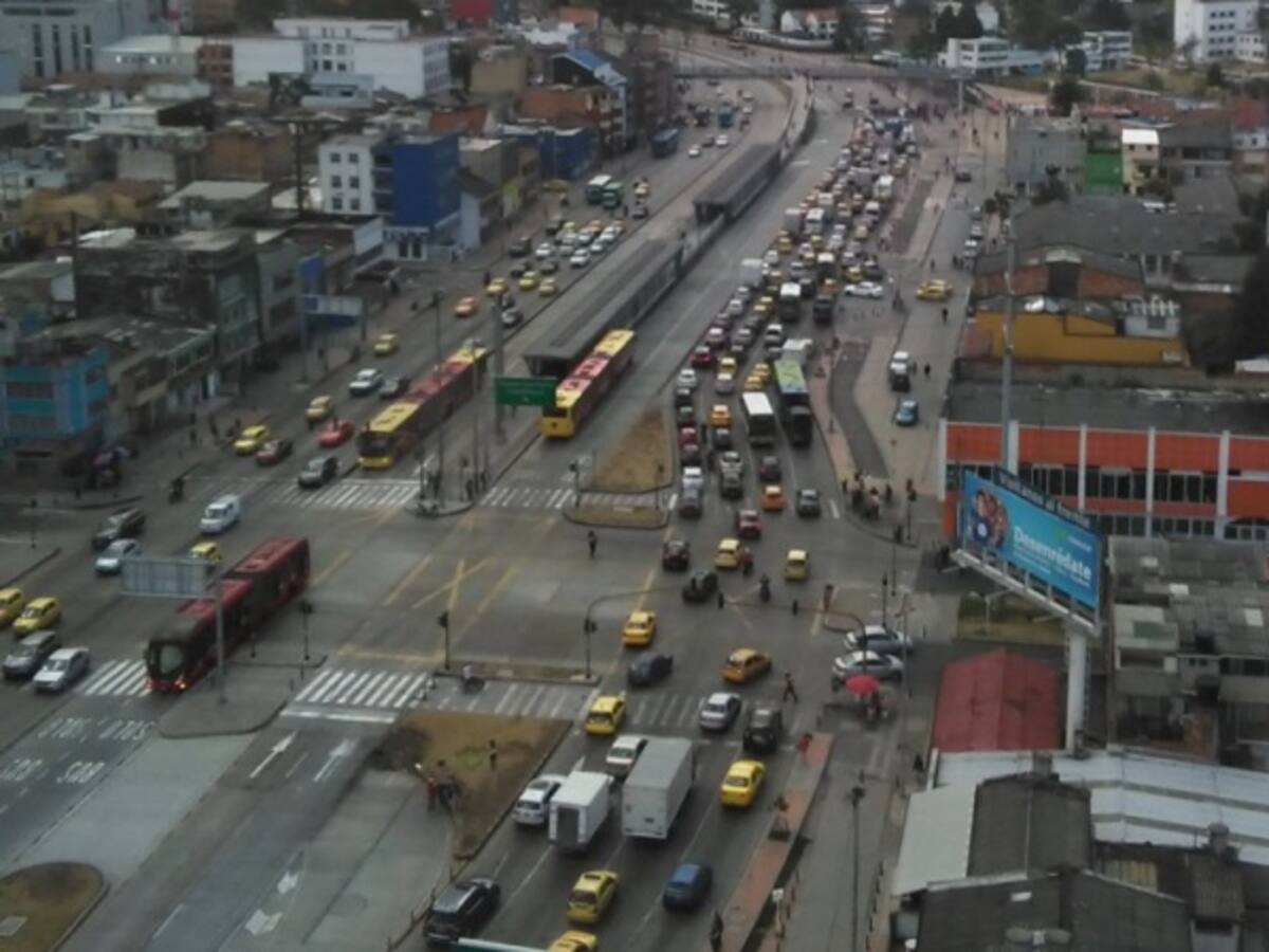 Reportan bloqueos en la calle 26, frente a la Universidad Nacional