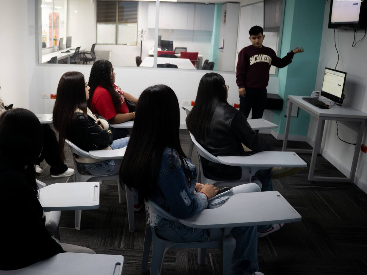 Piden a candidatos cambiar el modelo de educación superior ante brecha con el mercado laboral