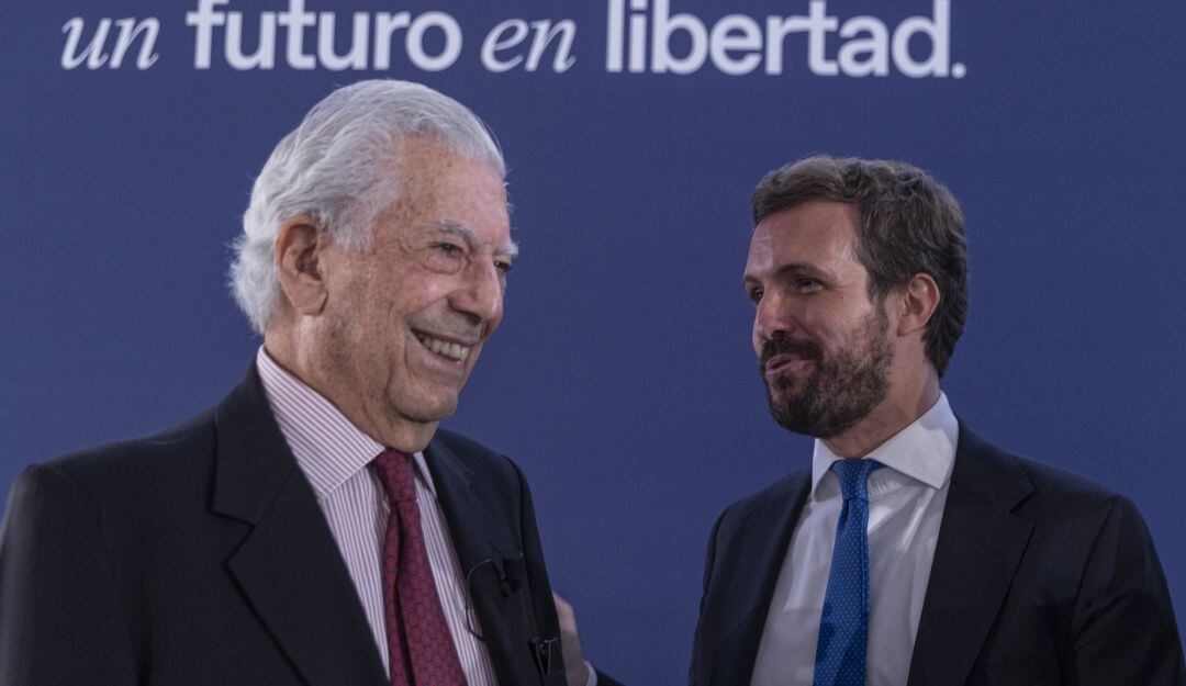 El Premio Nobel de Literatura, Mario Vargas Llosa (izq) y Pablo Casado (der).