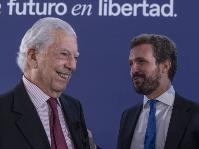 El Premio Nobel de Literatura, Mario Vargas Llosa (izq) y Pablo Casado (der).