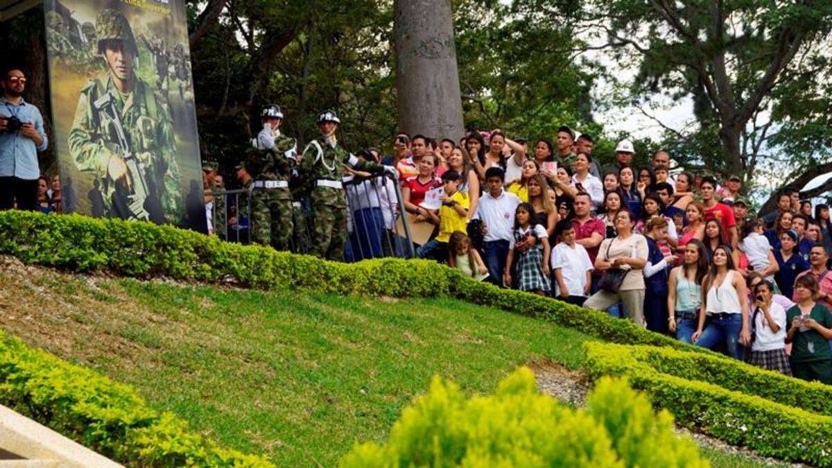 Durante el evento, integrantes de la Policía, el Esmad y el Ejército recibieron con emoción a Juanes, le prepararon una presentación musical con vallenato y otra con un Michael Jackson del batallón "Coronel Francisco José de Caldas".