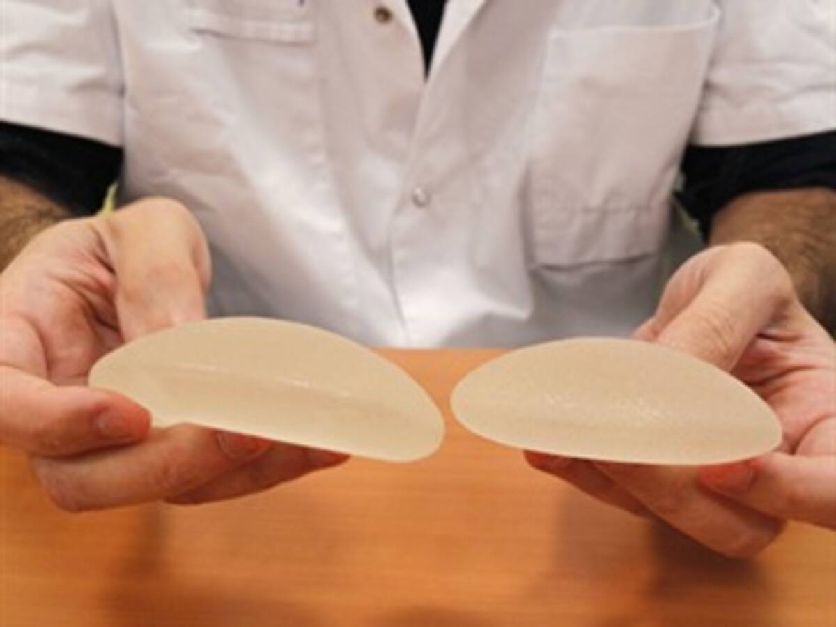 Drama de colombiana por implantes mamarios que podrían producir cáncer