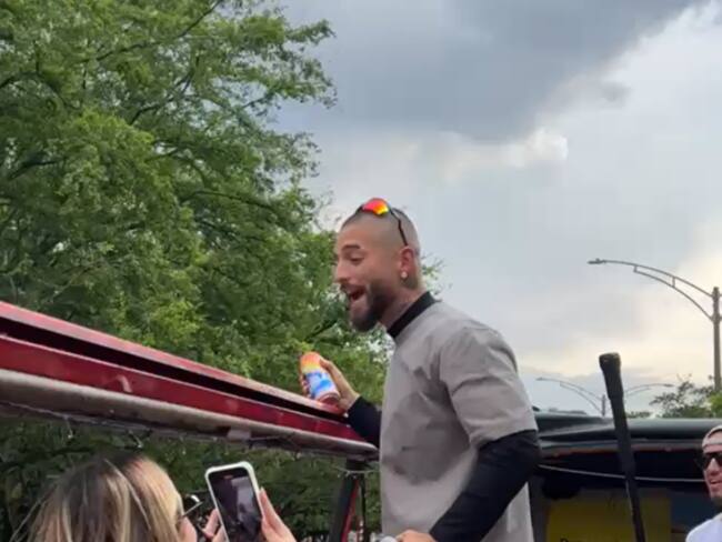 Maluma se “monta en un bus” y se da una vuelta por Medellín, antesala de su nueva canción