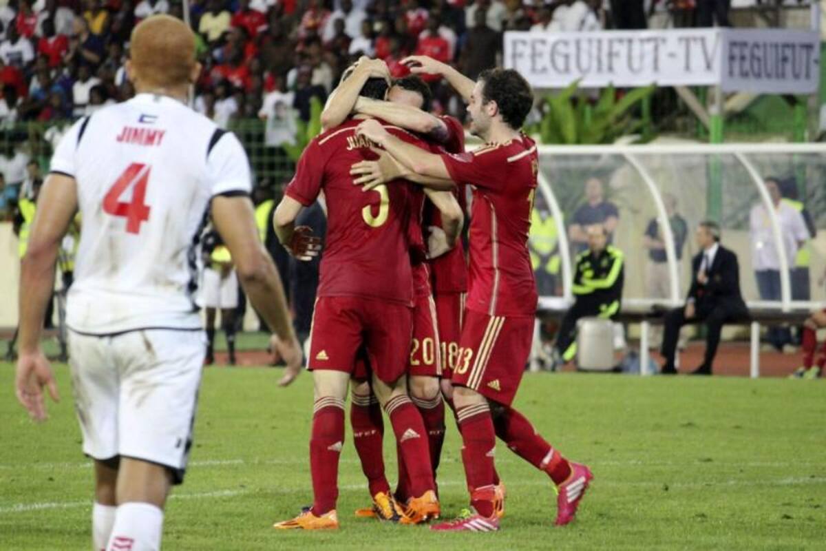 Los goles españoles los marcaron Cazorla y Juanfrán. El colombiano Jimmy Bermúdez anotó el descuento para Guinea Ecuatorial.