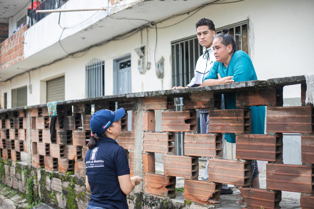 Subsidios de vivienda a familias damnificadas por las lluvias en Medellín. Foto: Alcaldía de Medellín.