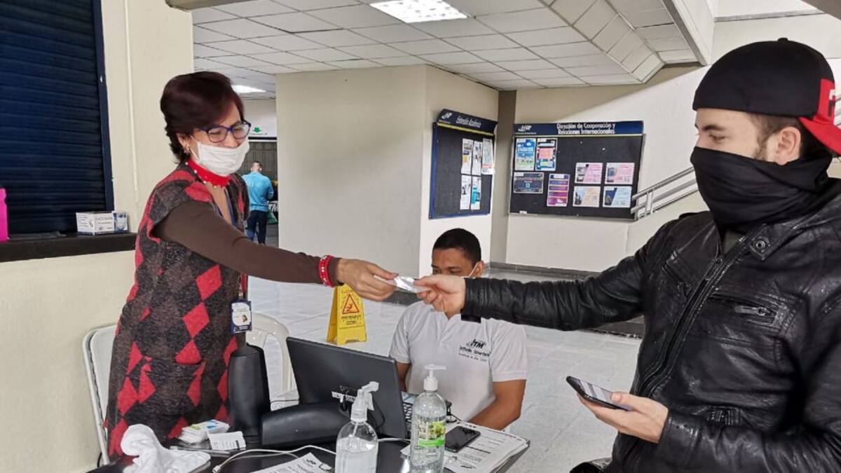 ITM entrega mil tarjetas sim con plan a estudiantes sin conectividad