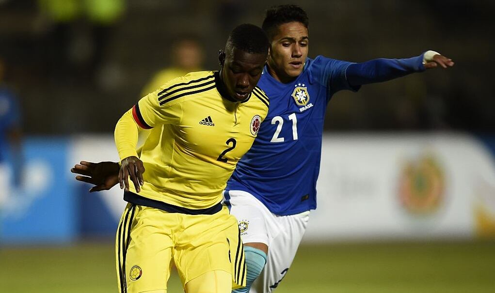 Carlos Cuesta de Colombia y Giovanny de Brasil durante el partido por el Sudamericano Sub-20 en Ecuador 2017 (Photo credit should read RODRIGO BUENDIA/AFP via Getty Images)