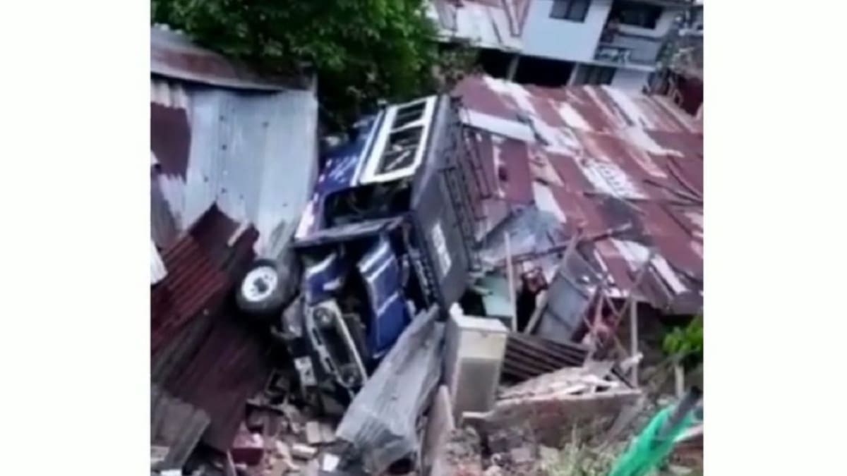 Campero de servicio público cae sobre casa en sector de los Chorros