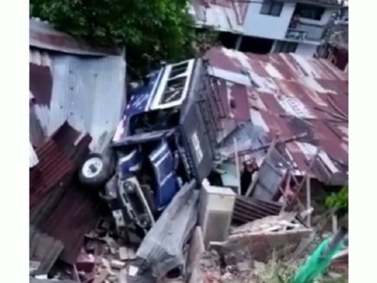 Campero de servicio público cae sobre casa en sector de los Chorros