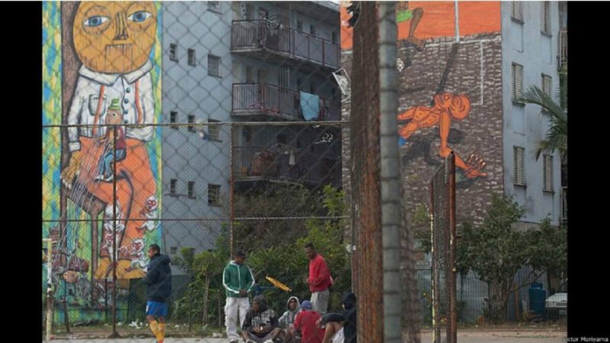 Subtu invitó a otros artistas brasileños, como Thiago Mundane y Fel, a unirse al proyecto. Trabajaron durante un mes en plataformas para hacer los enormes grafitis. Este fue pintado por Subtu y por Fel