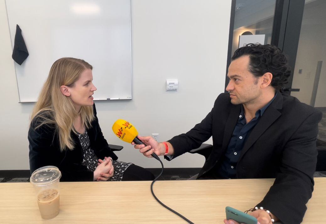 Frances Haugen, exempleada de Facebook, desde la Cumbre de las Américas. Foto: Ismael Triviño.