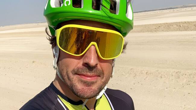 Fernando Alonso sufrió un accidente mientras montaba bicicleta.