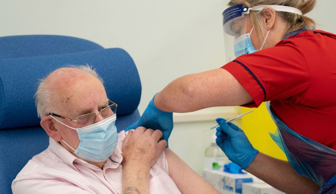 Un hombre de grupos en riesgo por la pandemia recibe la vacuna de Pfizer. 