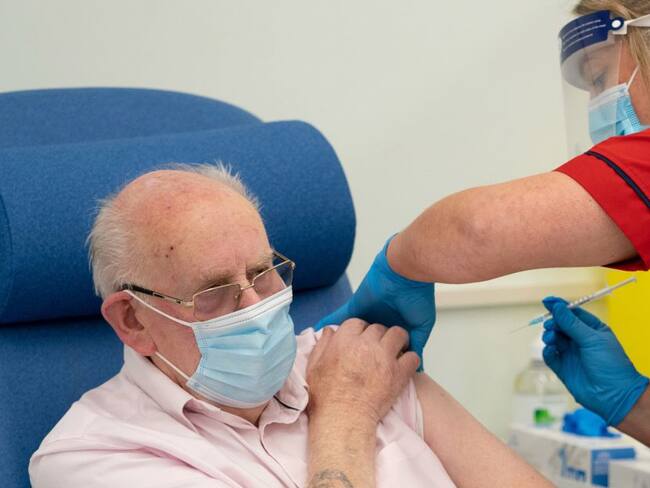 Un hombre de grupos en riesgo por la pandemia recibe la vacuna de Pfizer. 