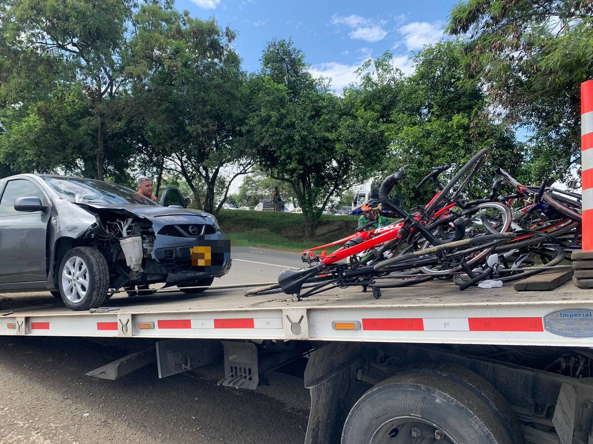 Diez ciclistas heridos tras ser embestidos por un vehículo en la vía Palmira - Cali