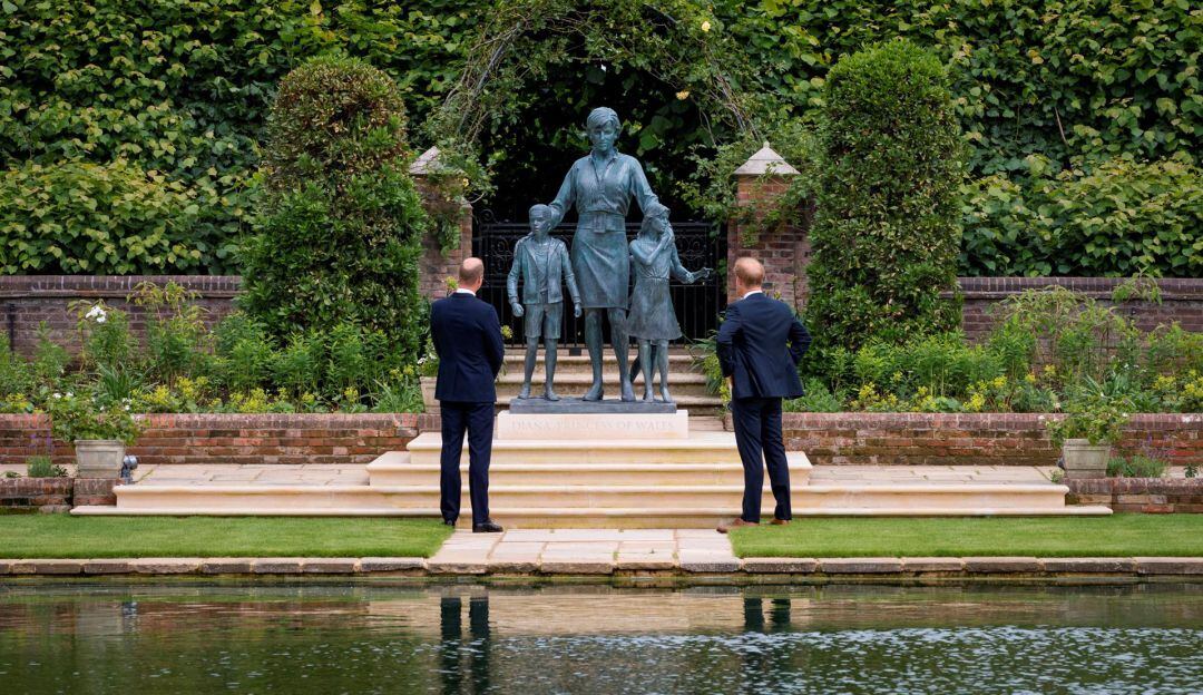 Los príncipes Guillermo y Enrique desvelan una estatua cerca del palacio de Kensington en honor a su madre, Diana de Gales