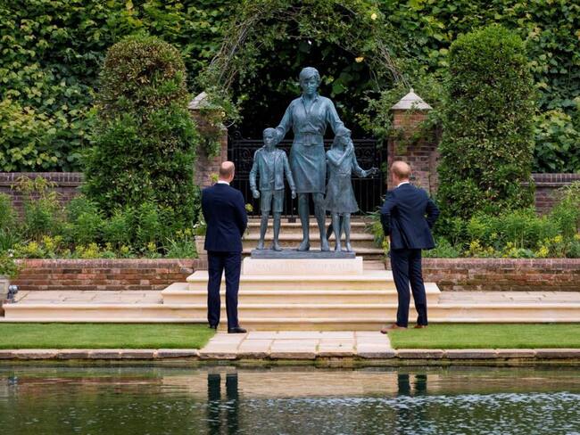 Los príncipes Guillermo y Enrique desvelan una estatua cerca del palacio de Kensington en honor a su madre, Diana de Gales