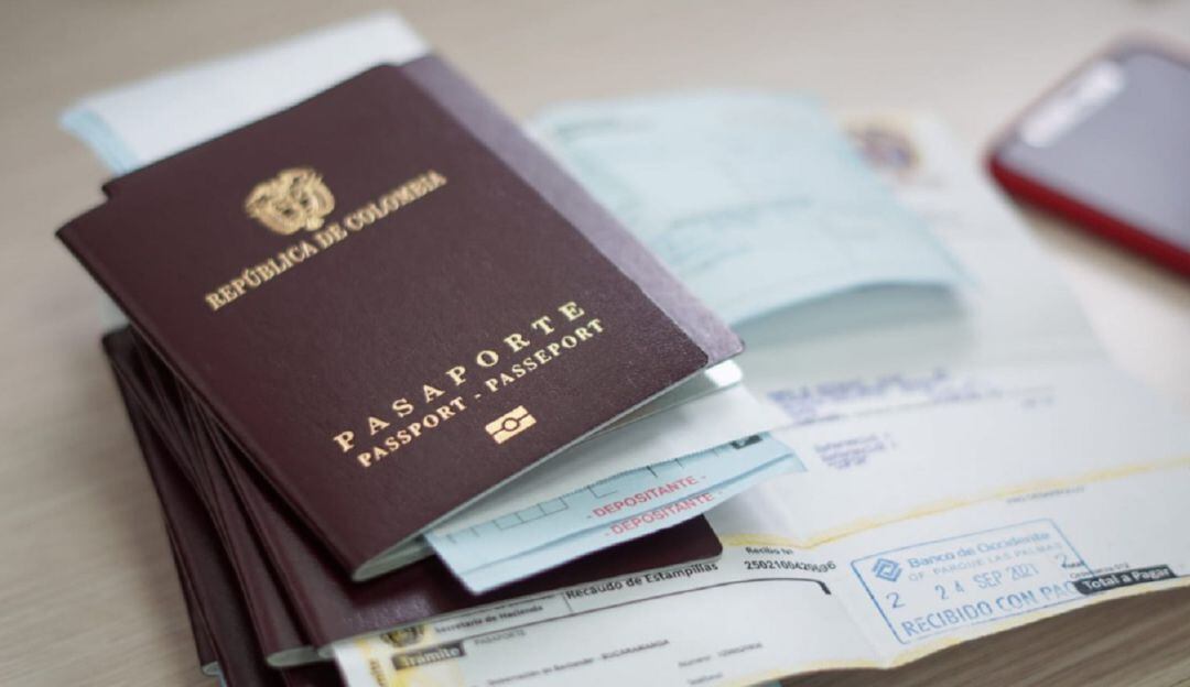 Entrega de pasaportes en Santander