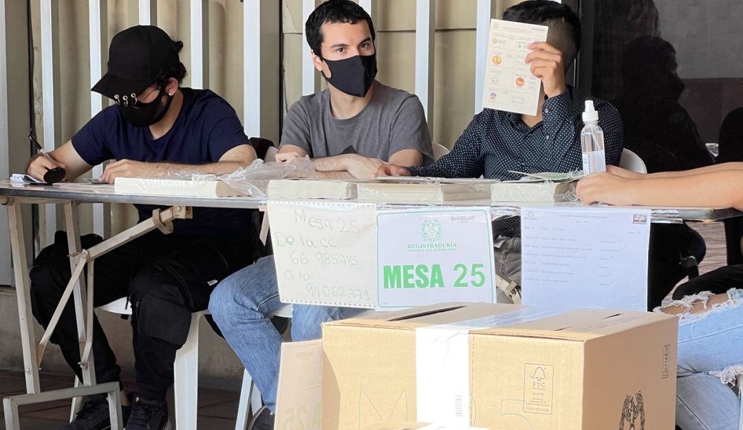 Mesas de votación en el CAM