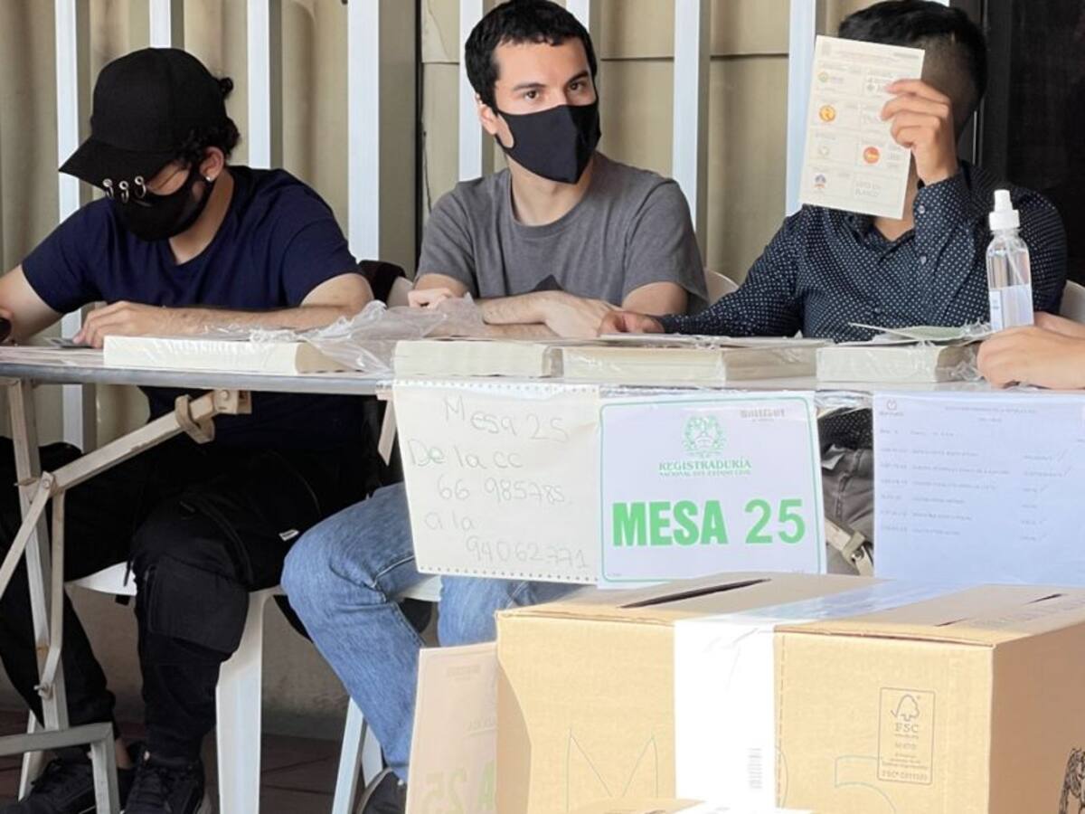 Miles de caleños acudieron en la mañana de este domingo a las urnas